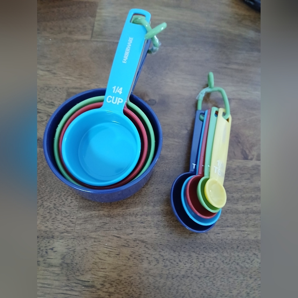 Farberware NWT Measuring Cups And Spoons